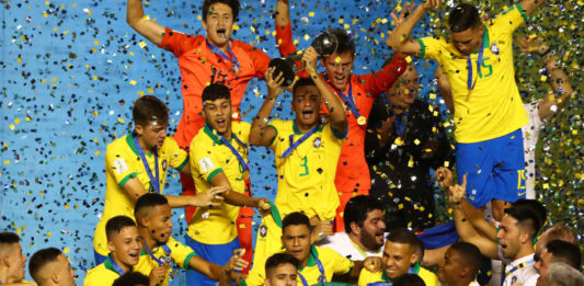 Tetra com emoção! Brasil vira no fim e conquista Copa do Mundo no Bezerrão