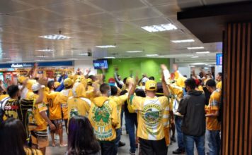 Aeroense: torcida do Brasiliense recebe elenco no aeroporto de Brasília