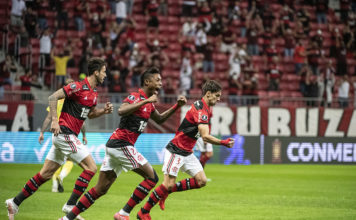 No ritmo da torcida, Flamengo goleia e avança na Libertadores