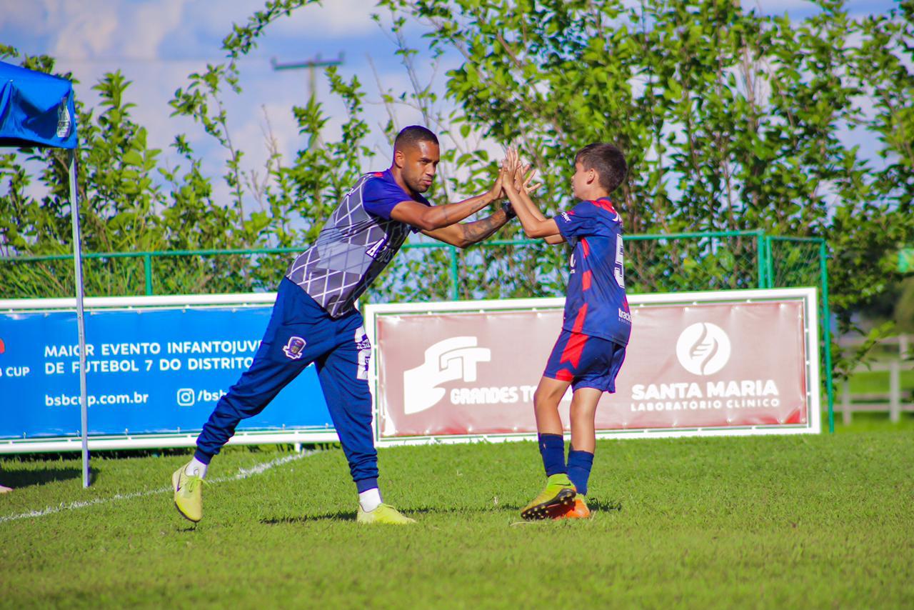 Jogadores sub 9 da Escolinha de Futebol “Mãos dadas pelo Esporte