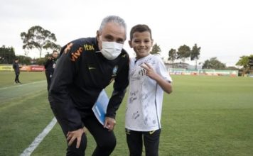 Criança hostilizada pela torcida do Santos recebe camisas de times do DF