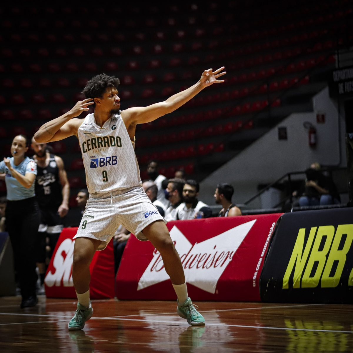 São Paulo vence o Cerrado Basquete e assume a liderança do NBB