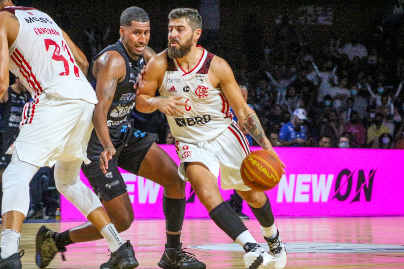 BASQUETEBOL Liderança e última invencibilidade da Liga em jogo 