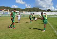 Equipe do Unaí treinando no estádio Urbano Adjuto