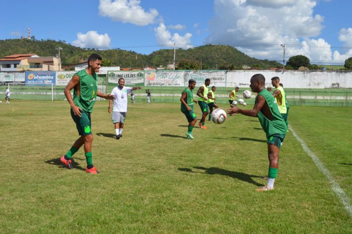 Equipe do Unaí treinando no estádio Urbano Adjuto