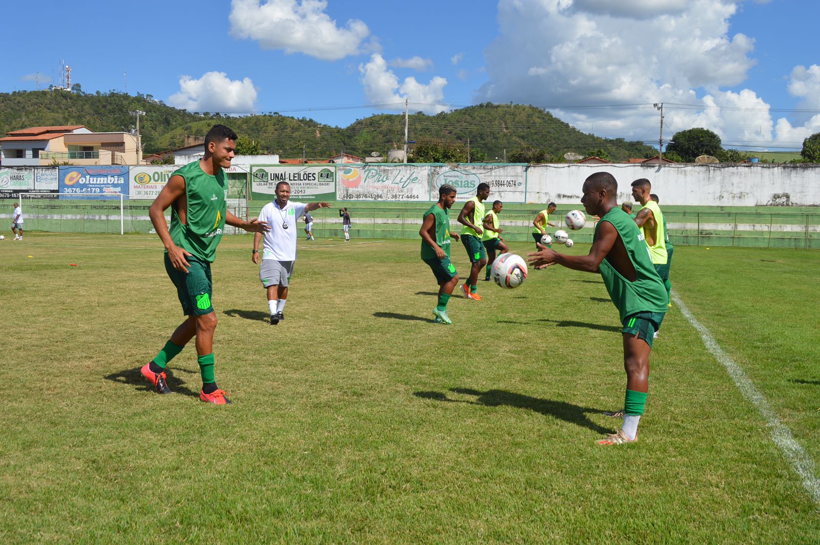 Equipe do Unaí treinando no estádio Urbano Adjuto