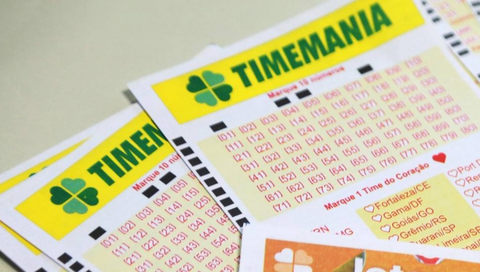 Cartelas de jogo lotérico sobrepostas uma às outras, com o título em fundo amarelo e o números em cor laranja
