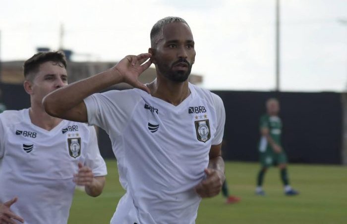 Gabriel Henrique com a camisa do Ceilândia na temporada 2022