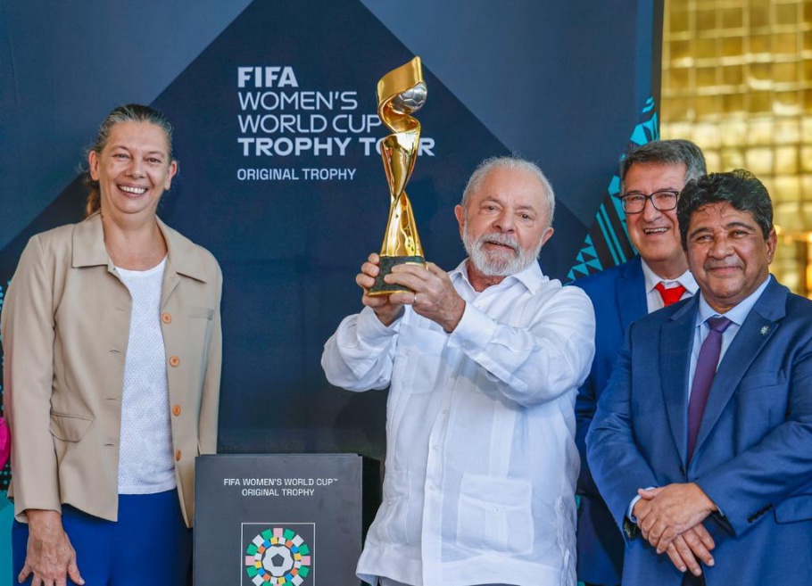 Lula juntamente com Ana Mozer e Ednaldo Rodrigues na candidatura do Brasil para receber a Copa do Mundo Feminina