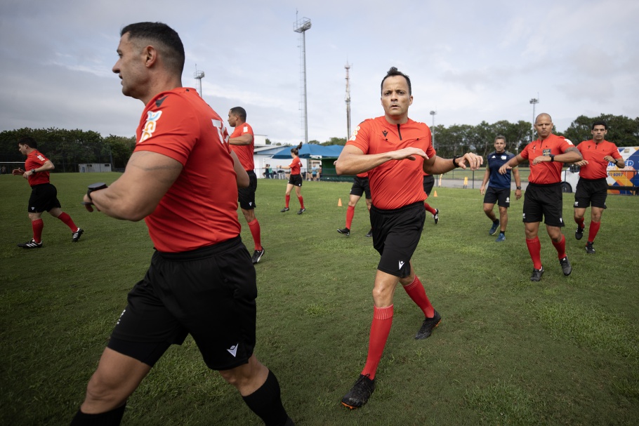 Árbitro Sávio Pereira Sampaio (centro) realizando testes na CBF no RJ