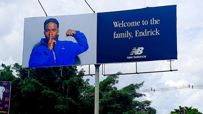 Endrick ganha outdoor da New Balance em Valparaíso