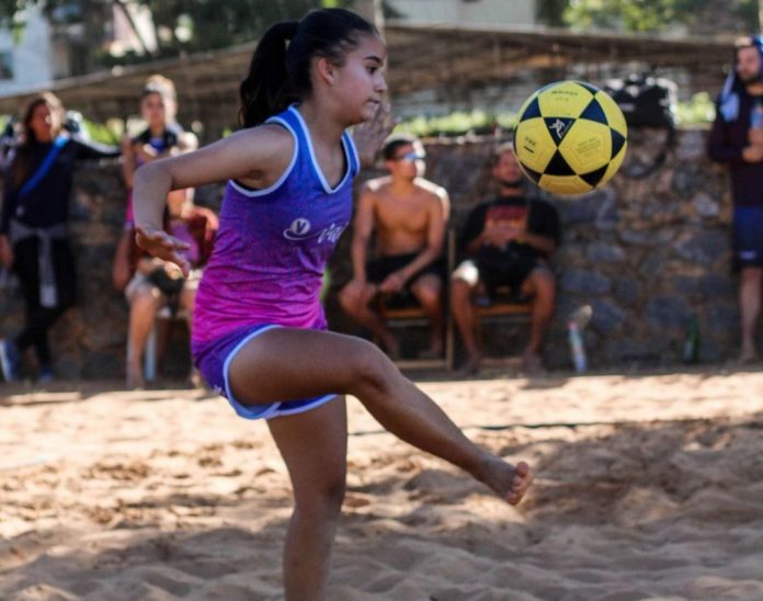 Larissa Oliveira, jogadora de futevôlei
