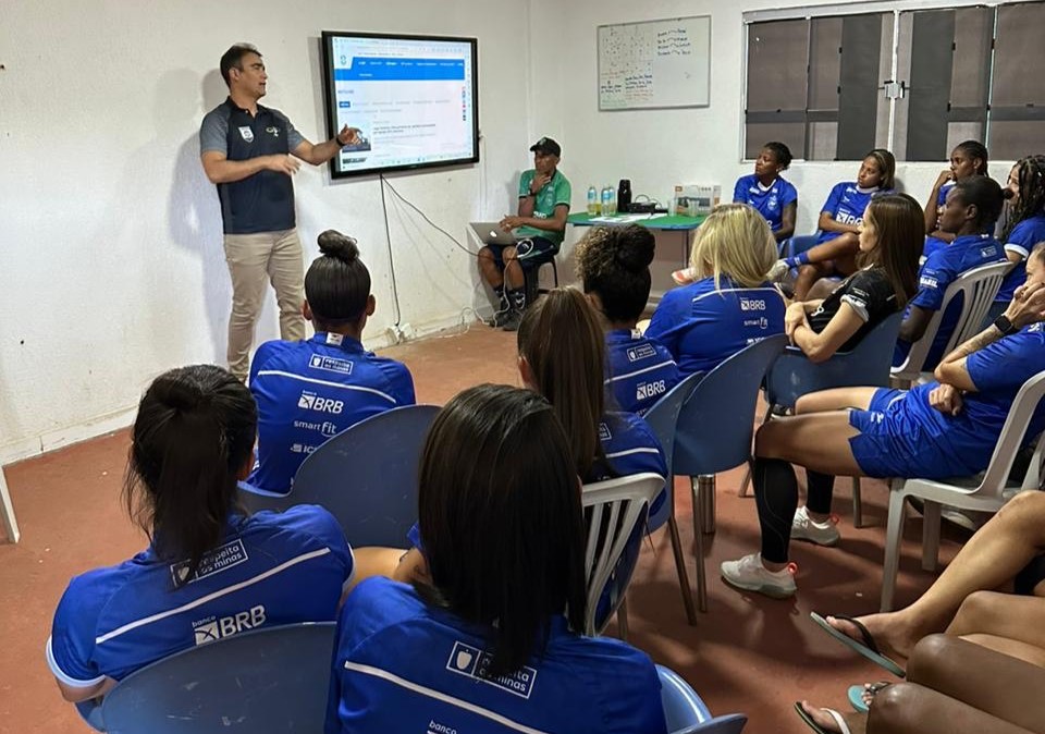 Rodrigo Raposo, árbitro CBF, explicando sobre regras e lances com as jogadoras do Minas Brasília. 