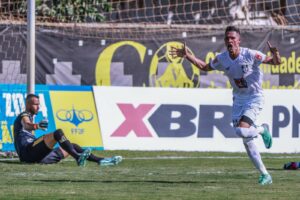 Romarinho comemora seu 35º com a camisa do Ceilândia