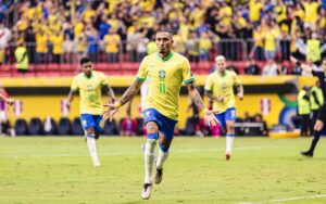 Raphinha comemorando gol do Brasil em cima do Peru - Seleção Brasileira - Estádio Mané GARRINCHA