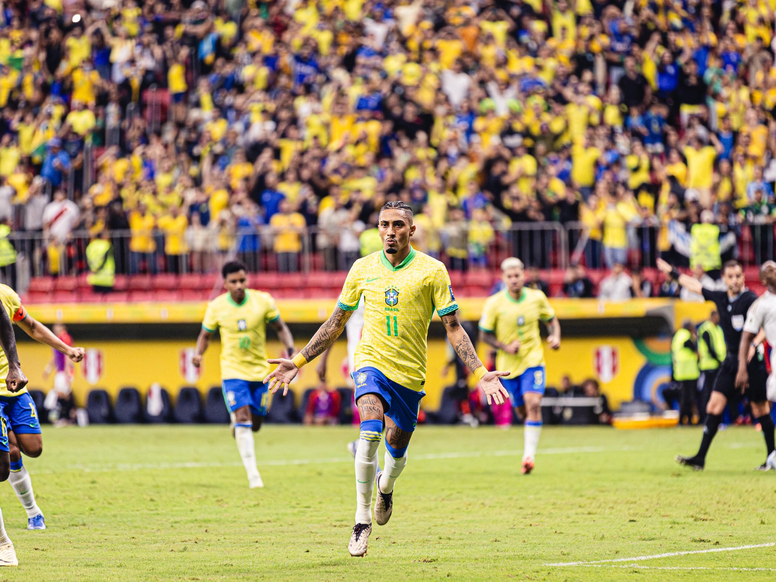 Raphinha comemorando gol do Brasil em cima do Peru