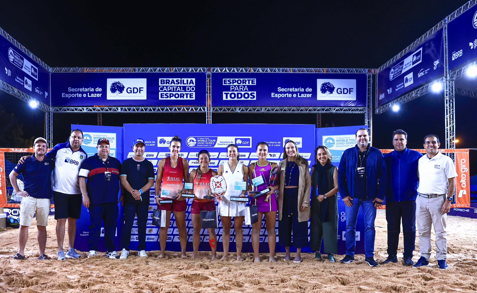 Premiação feminina do ITF Sand Series Brasília Classic 2024