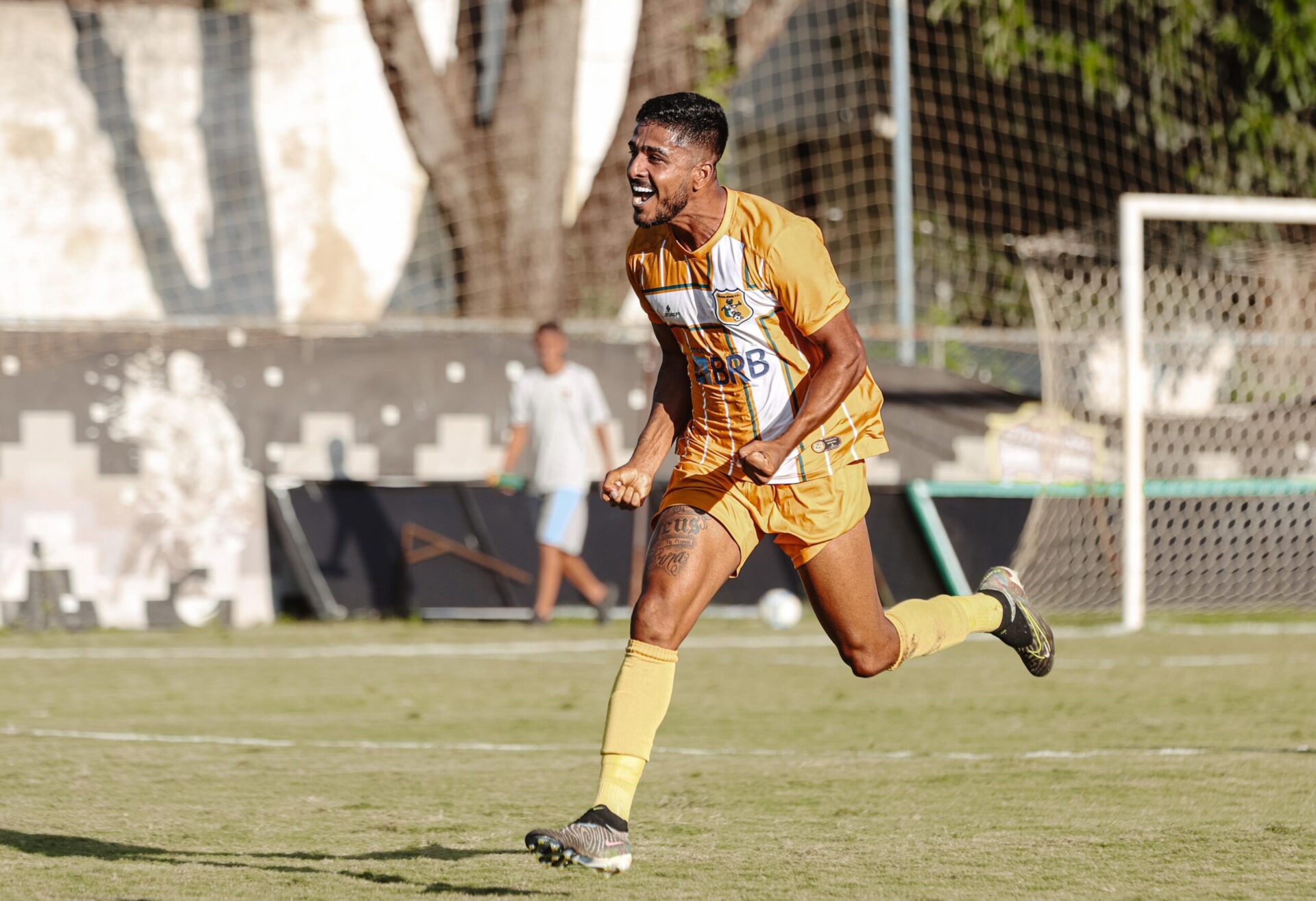 Kaio Nunes comemorando gol do Brasiliense diante do Real Brasília pela Série D do Campeonato Brasileiro