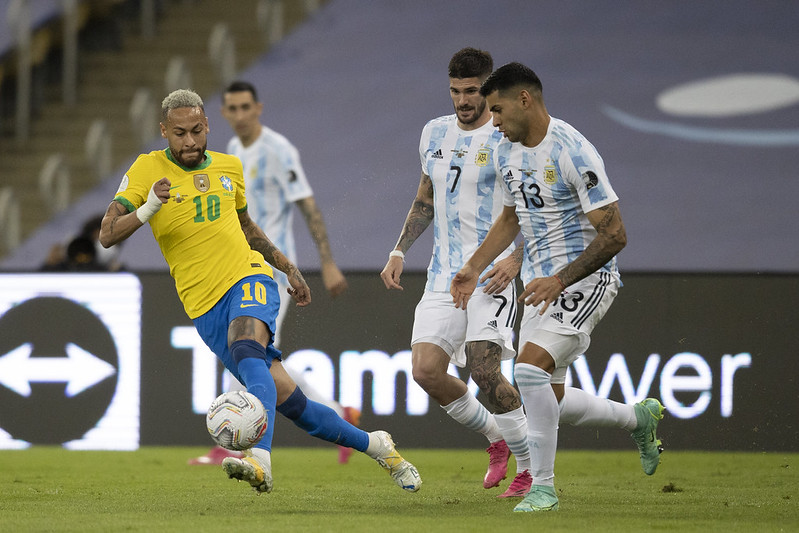 Brasil perde para a Argentina, no Maracanã, em jogo marcado por