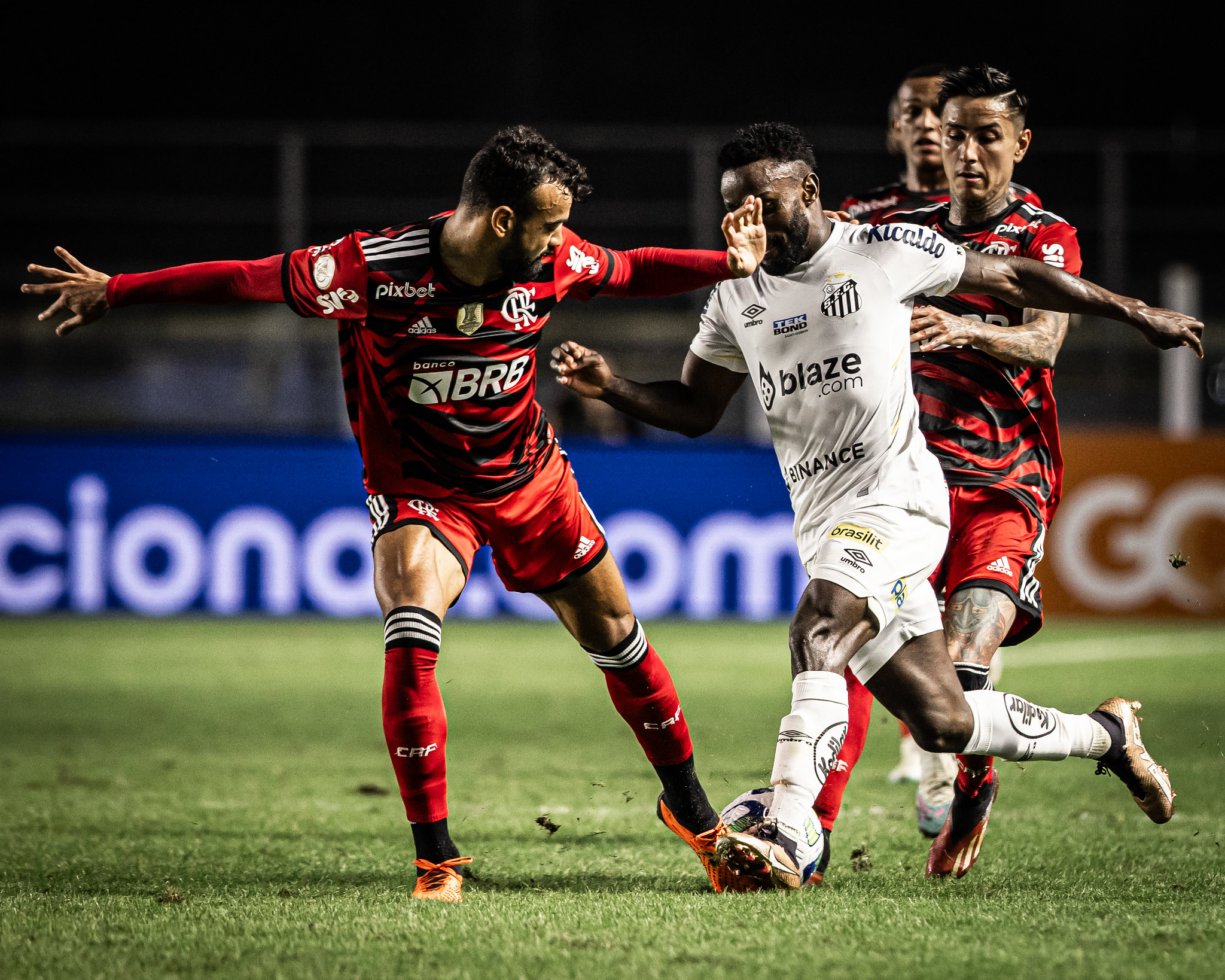 Ganhou o Brasileirão pelo Flamengo, joga na segunda divisão e