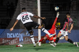 Leandrinho, lateral do Vasco da Gama e da Seleção Brasileira Sub-20, marcou o quarto gol da goleada cruzmaltina em São Januário. Foto: Leandro Amorim | Vasco da Gama