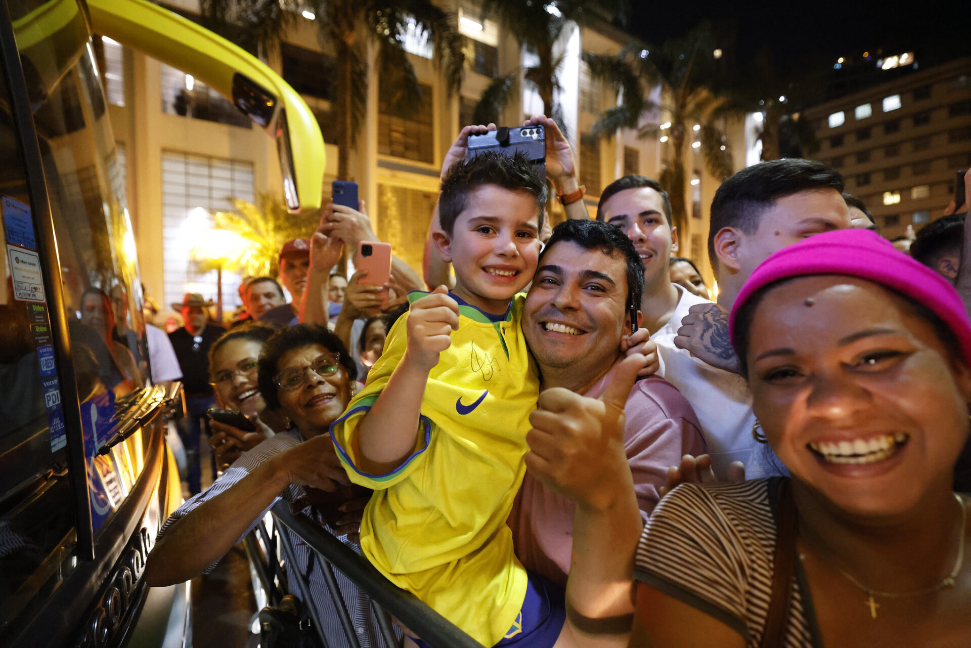 Criança com o adulto responsável em jogo da Seleção Brasileira