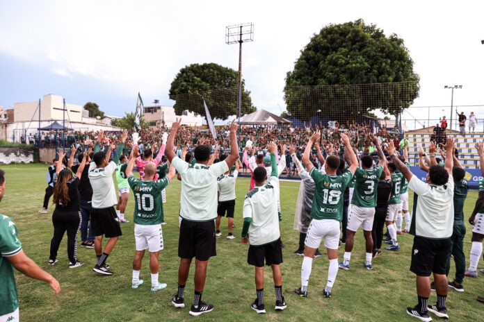 Jogadores do Gama comemoram vitória contra o Sobradinho pelo Candangão