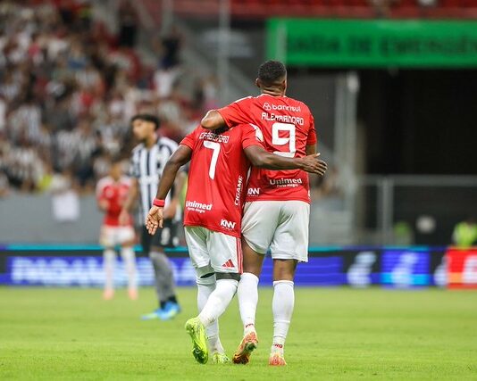 Com segundo tempo eletrizante, Botafogo e Internacional empatam no Mané Botafogo x inter