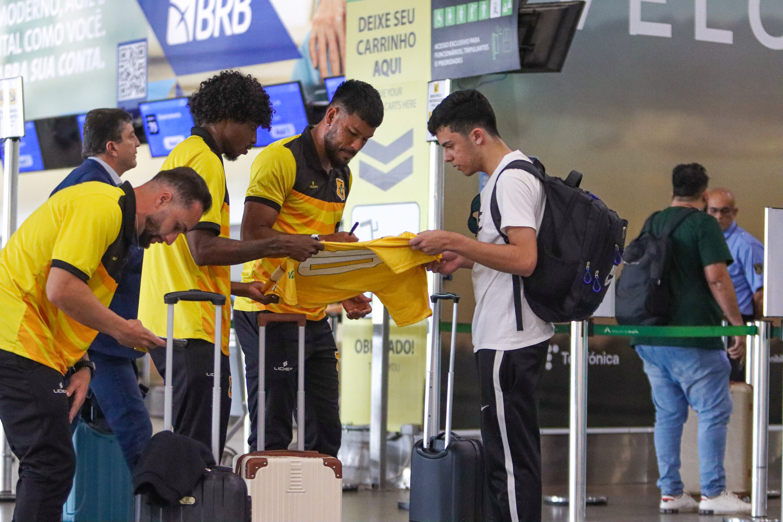 Elenco do Brasiliense viajando para confronto pela Série D do Campeonato Brasileiro