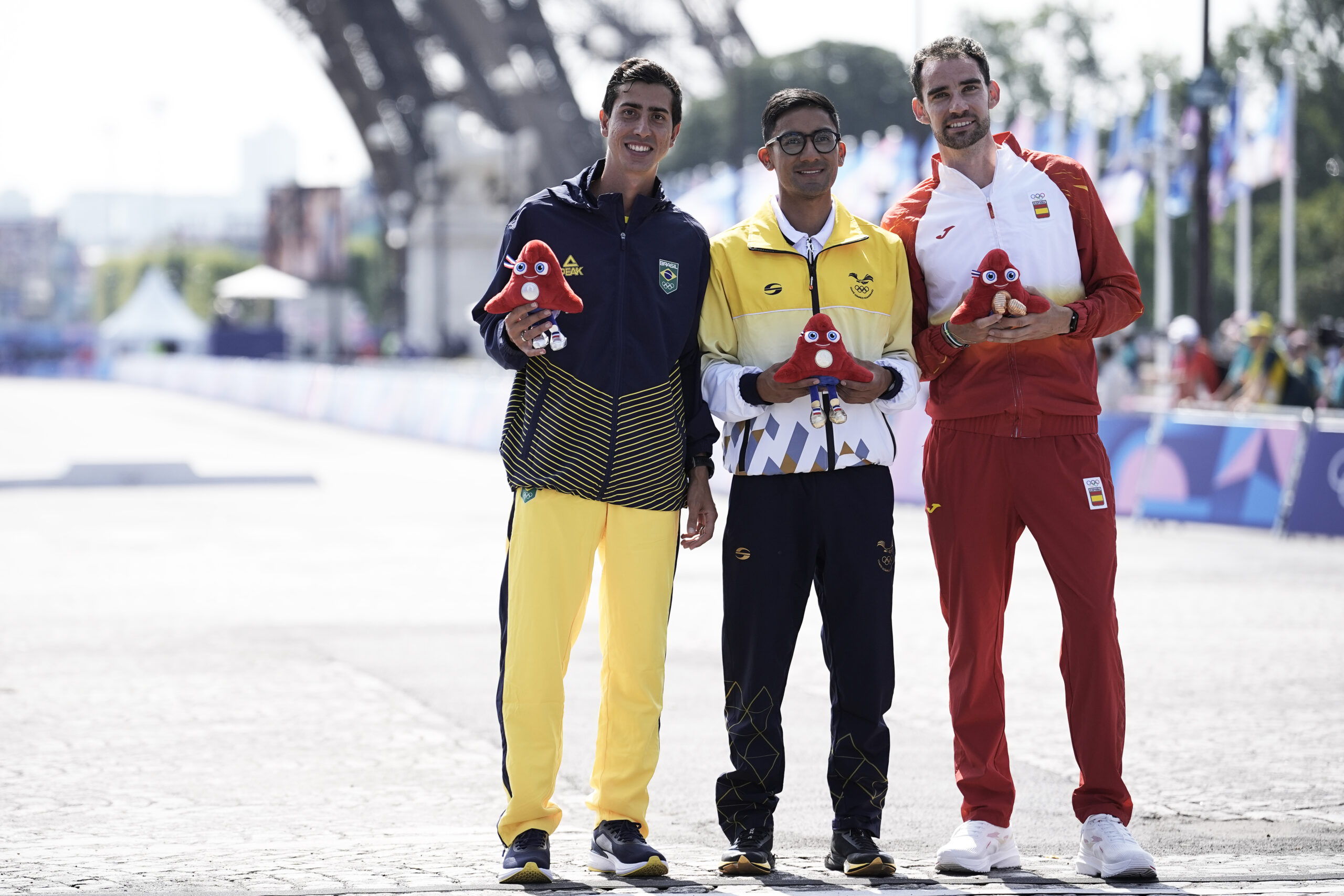 Jogos Olímpicos Paris 2024 - Marcha atlética 20km masculino - Caio Bonfim medalhista de prata. Na foto, Bonfim marcha durante a prova - Olimpíadas