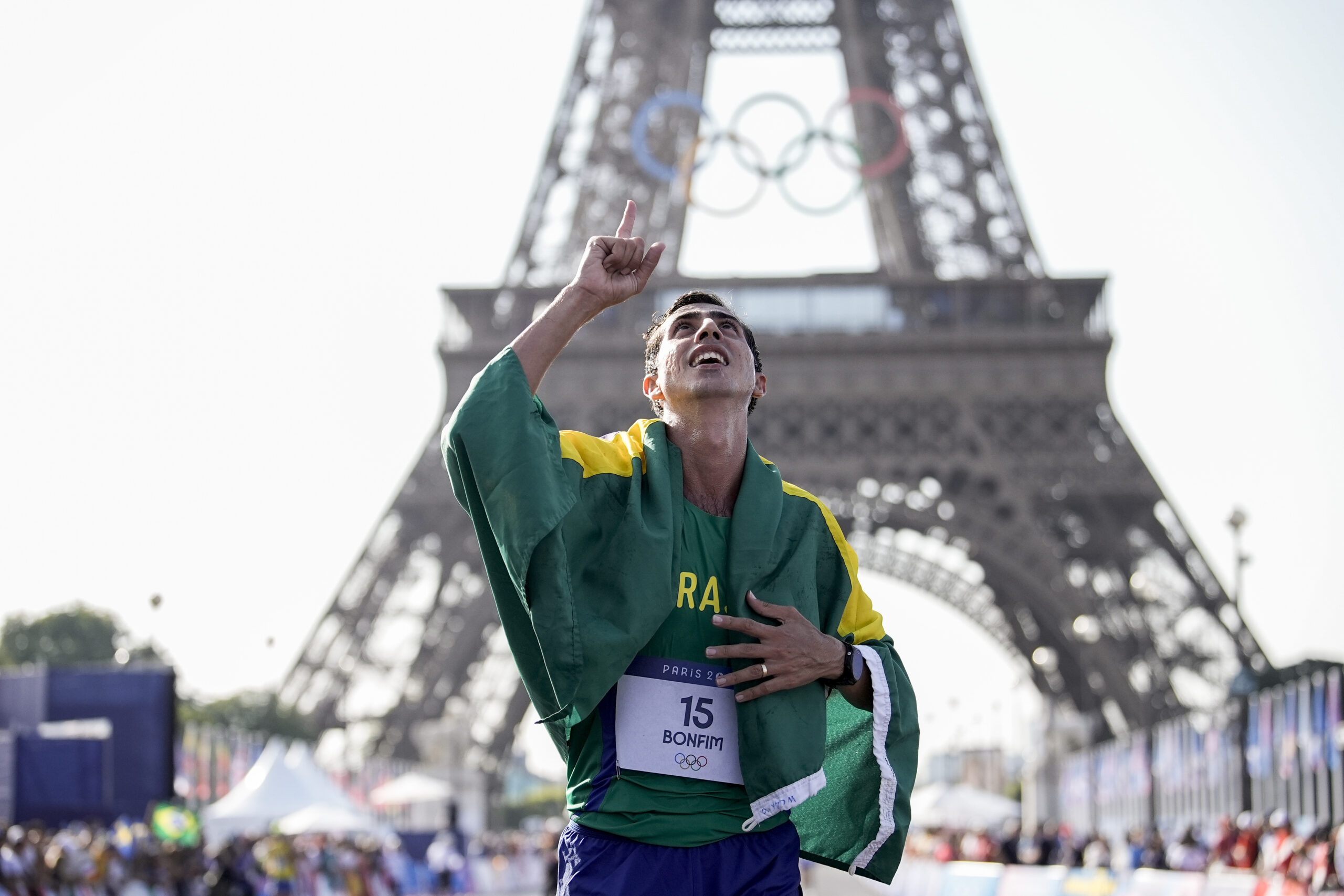 Jogos Olímpicos Paris 2024 - Marcha atlética 20km masculino - Caio Bonfim medalhista de prata. Na foto, Bonfim marcha durante a prova - Olimpíadas