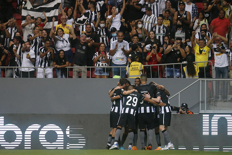 Botafogo x Vasco tem 30 mil ingressos vendidos; torcedores formam