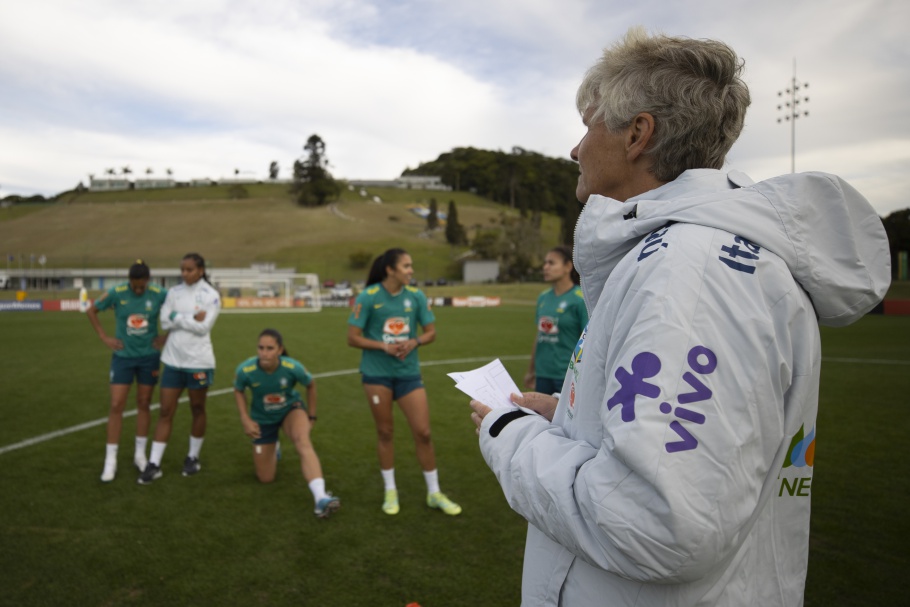 Pia Sundhage na Granja Comary treinando a Seleção Brasileira antes do amistoso diante do Chile, em Brasília. Preparação para a Copa do Mundo.