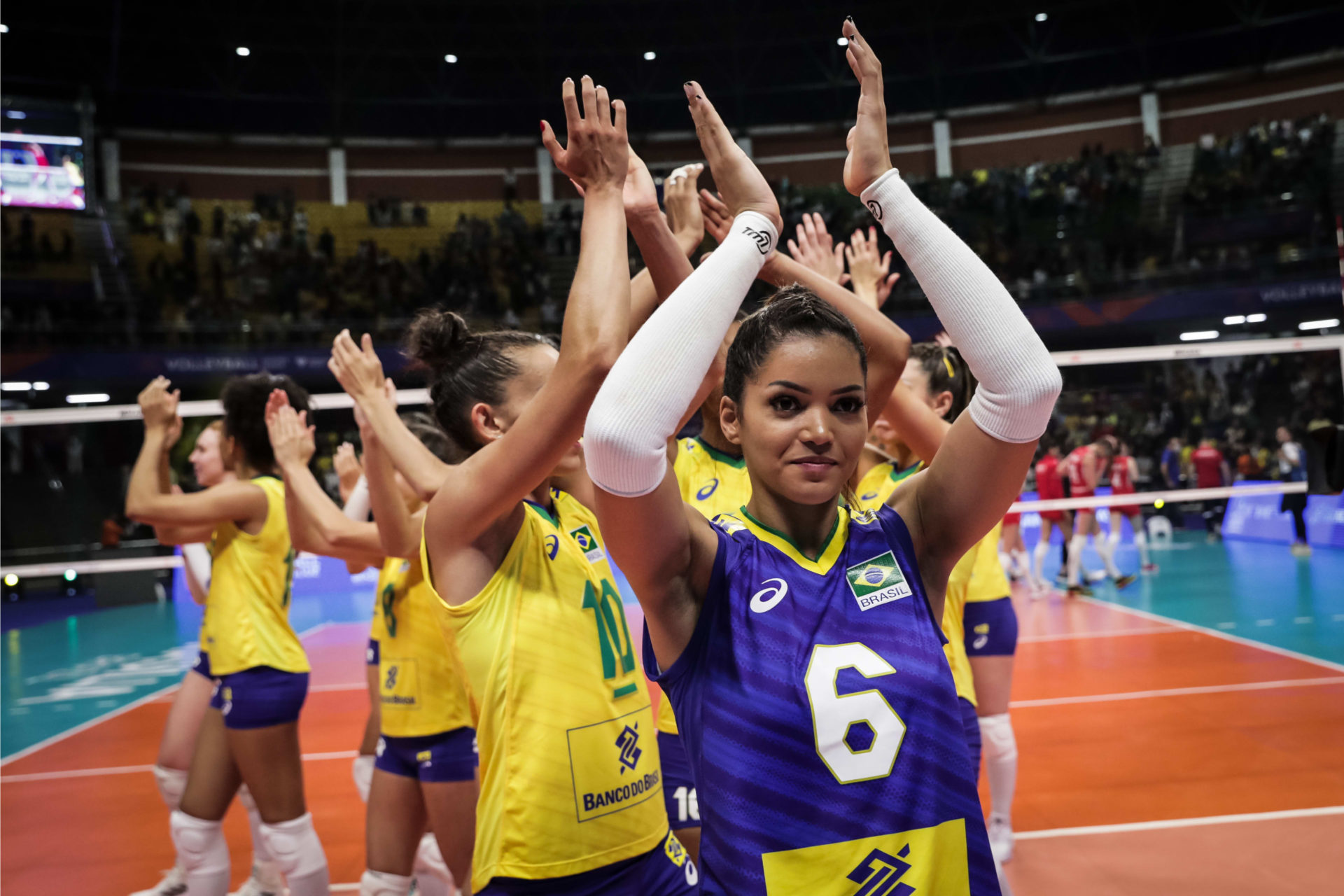 Seleção Brasileira feminina de vôlei estreia com vitória sobre a