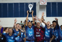 Brasília Futsal levantando a taça