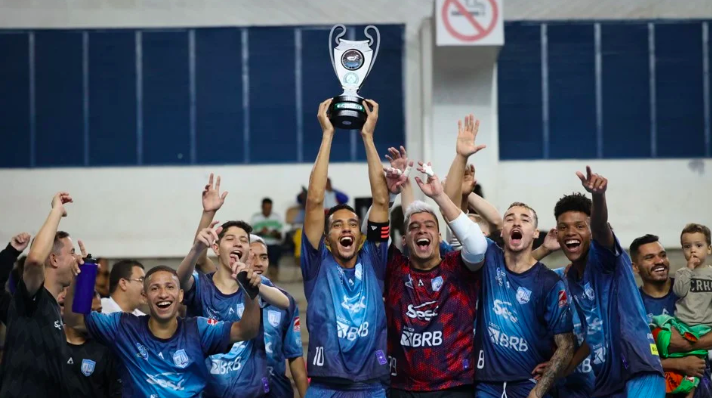 Brasília Futsal levantando a taça