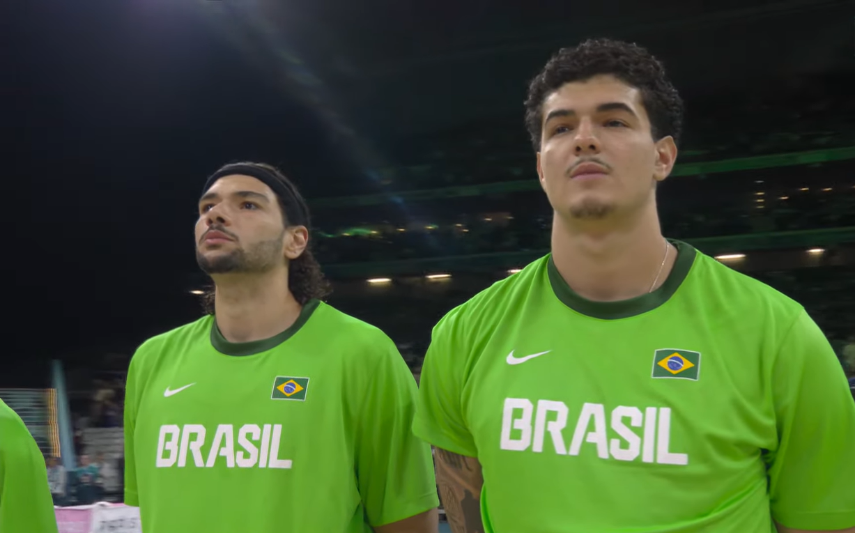 Atleta do DF, Gui Santos, (D) de 22 anos, ao lado de Leo Meindl no primeiro jogo do Brasil nas Olimpíadas