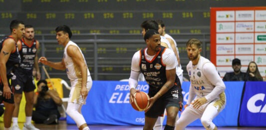 Brasília Basquete perde para Caxias, vê série aberta e decisão volta ao DF Brasília Basquete