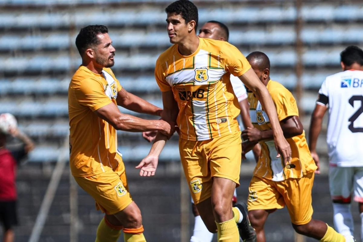 Rubens comemorando gol pelo Brasiliense