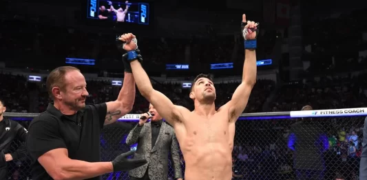 Atropelo! Vicente Luque finaliza Kelvin Gastelum em estreia no peso médio Vicente Luque