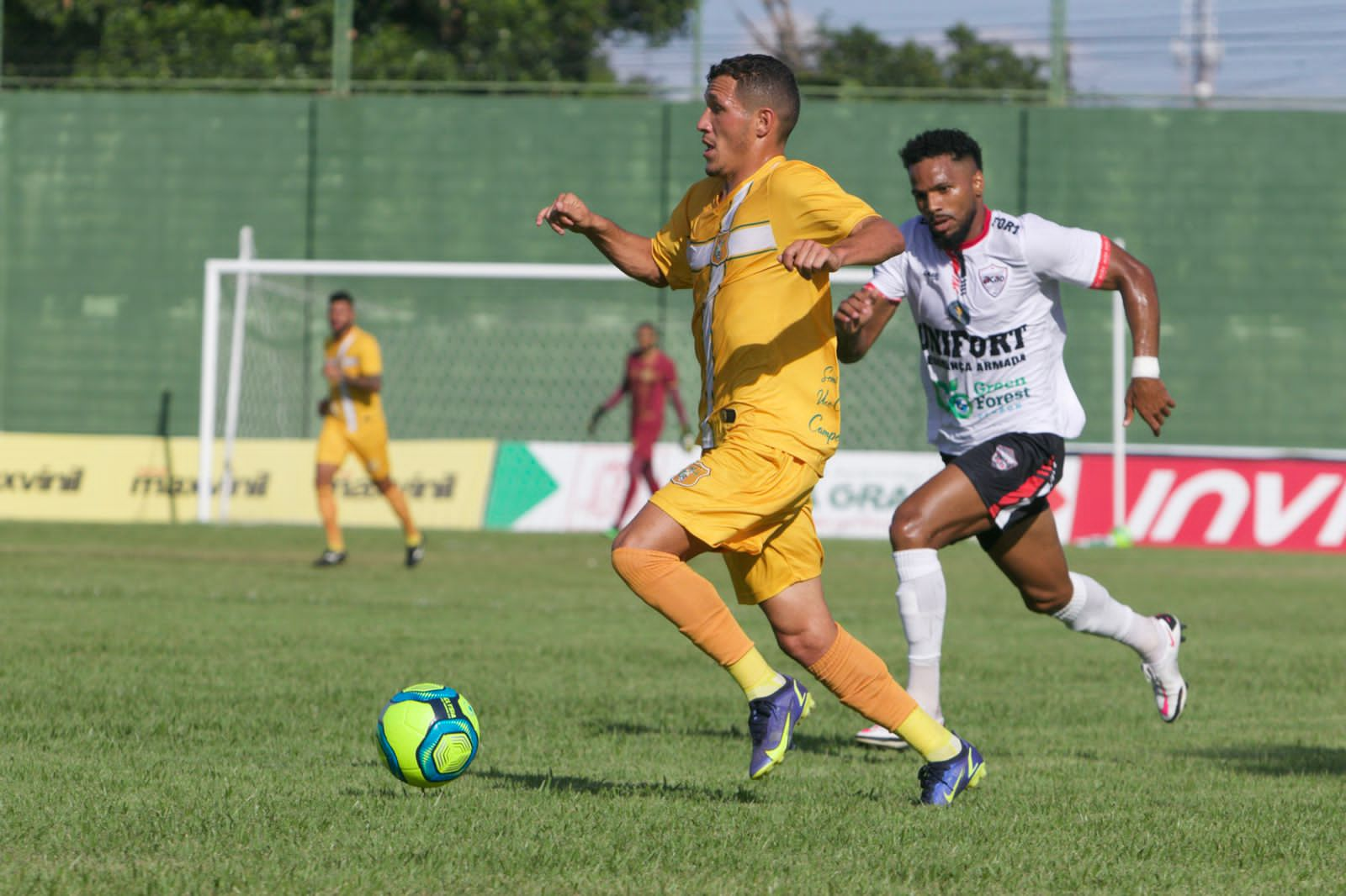 Jogadores avaliam nova bola da Série D do Brasileirão: bem leve