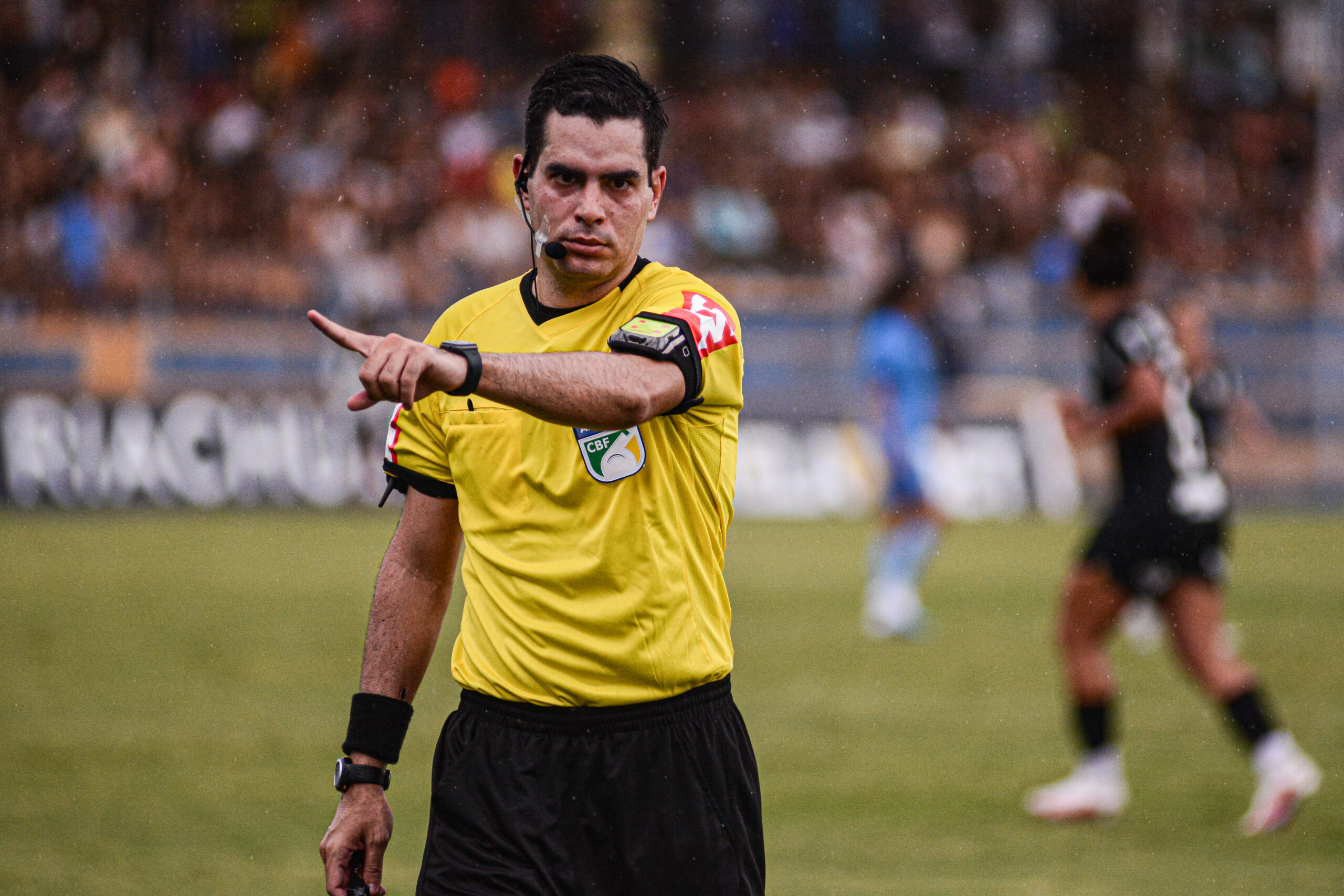 Diniz fala de erro na arbitragem após empate com o Goiás; Não foi  escanteio - Jogo24