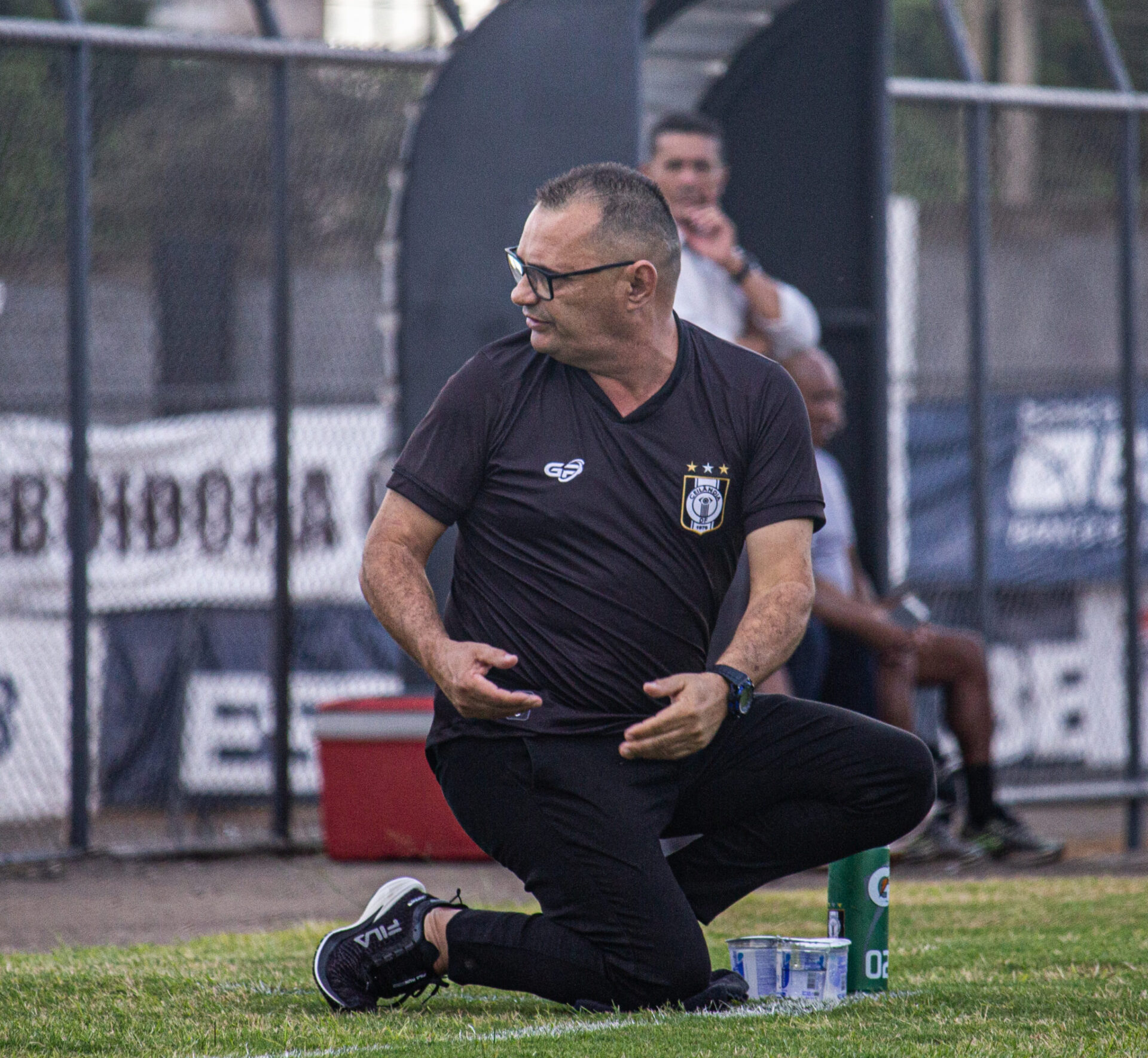 Adelson de Almeida conversando com profissionais no banco de reservas na partida da segunda fase diante do Vitória, pela Série D do Campeonato Brasileiro. Ceilândia 3x0 Vitória