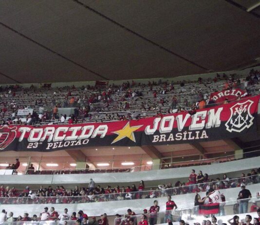 Voz da Arquibancada #8: Até quando aceitaremos sermos chamados de mistos? Torcida Jovem do Flamengo no Estádio Mané Garrincha, em Brasília. TJF não pode comparecer no Torneio Abertura do NBB