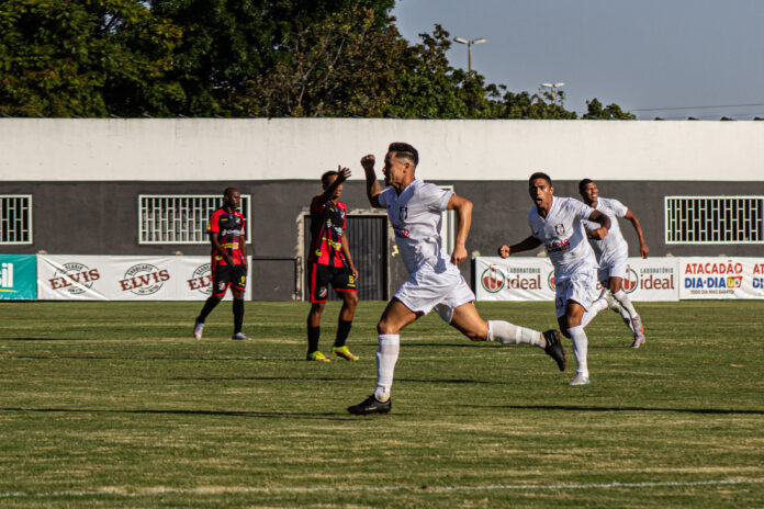 Cleyton - Meia do Ceilândia no jogo contra o Real Ariquemes pela Série D do Campeonato Brasileiro