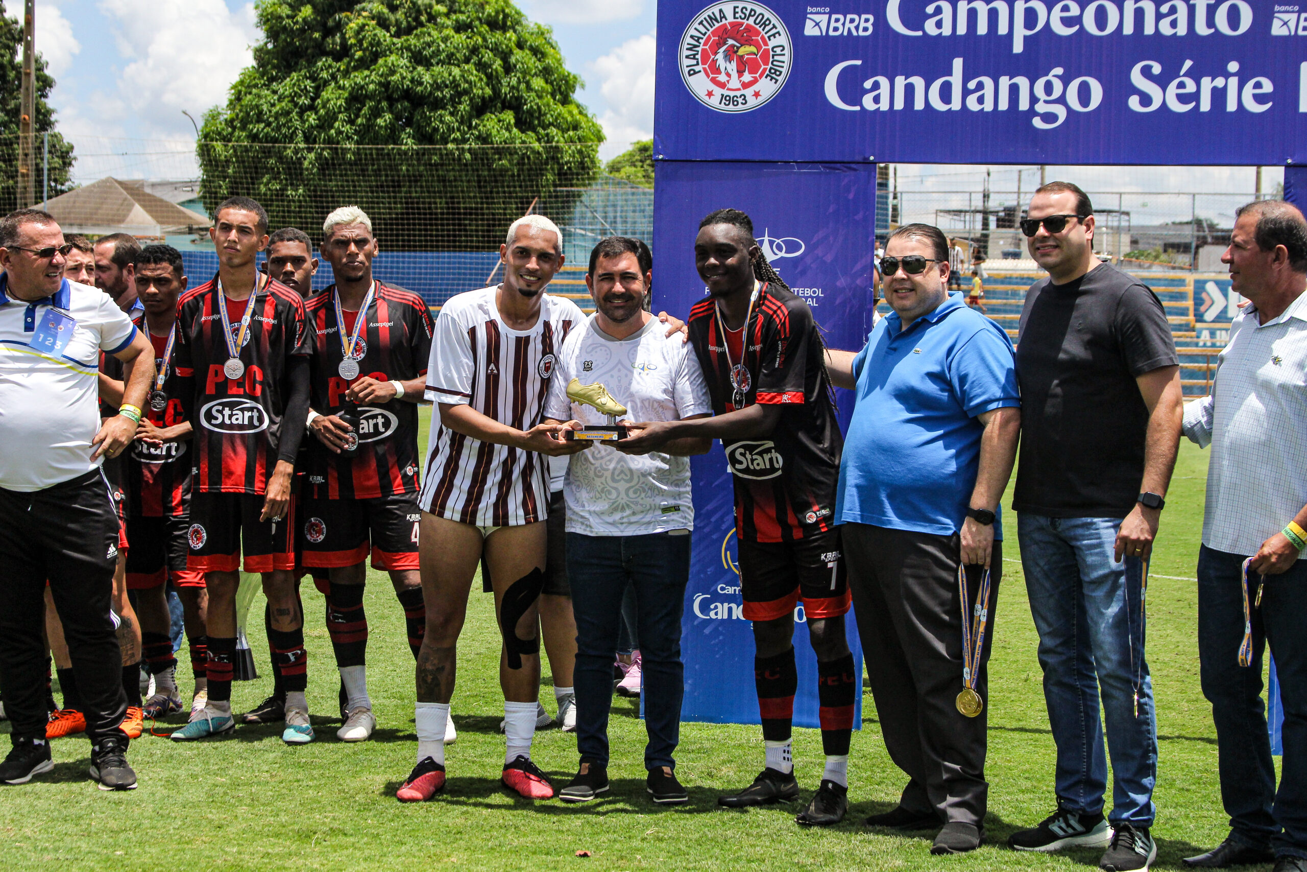 Felipe Clemente e Wesley Ceifador ao lado de Daniel Vasconcelos, presidente da FFDF, recebendo o prêmio de artilheiro do campeonato