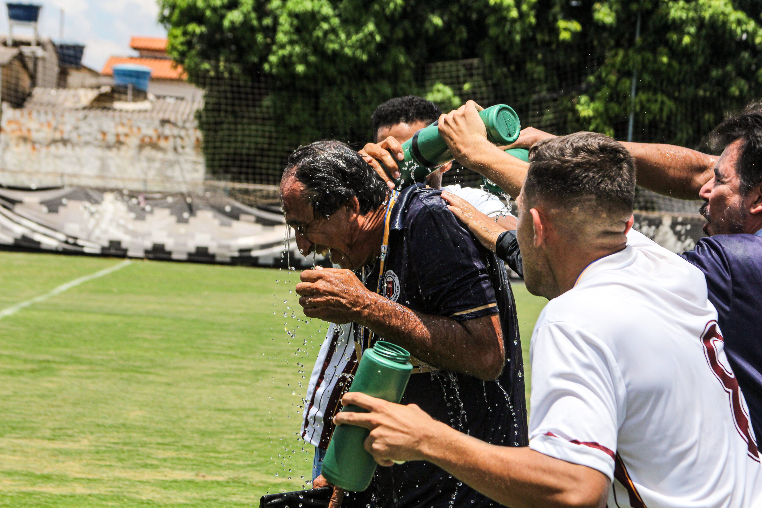 Luis dos Reis tomando banho dos atletas do Ceilandense após a conquista da Segunda Divisão do Campeonato Candango - Segundinha