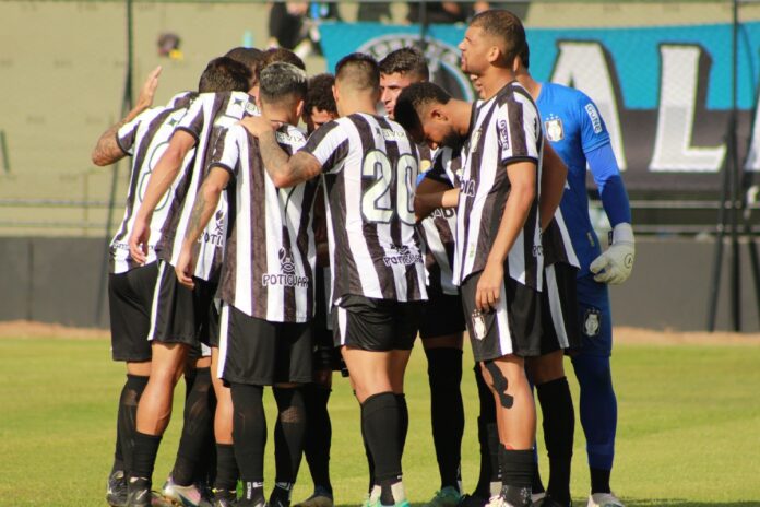 Imagem colorida mostra elenco do Ceilândia após eliminação na Copa Verde - Distrito do Esporte
