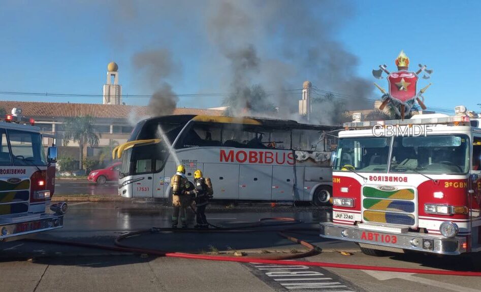 Ônibus com atletas do Polivalente pegando fogo na EPTG