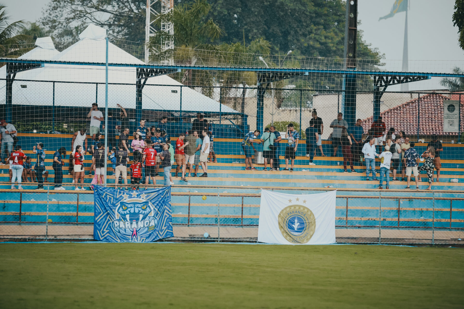 Torcida do Paranoá no Estádio Defelê, na Vila Planalto.Foto: Mateus Dutra/Distrito do Esporte